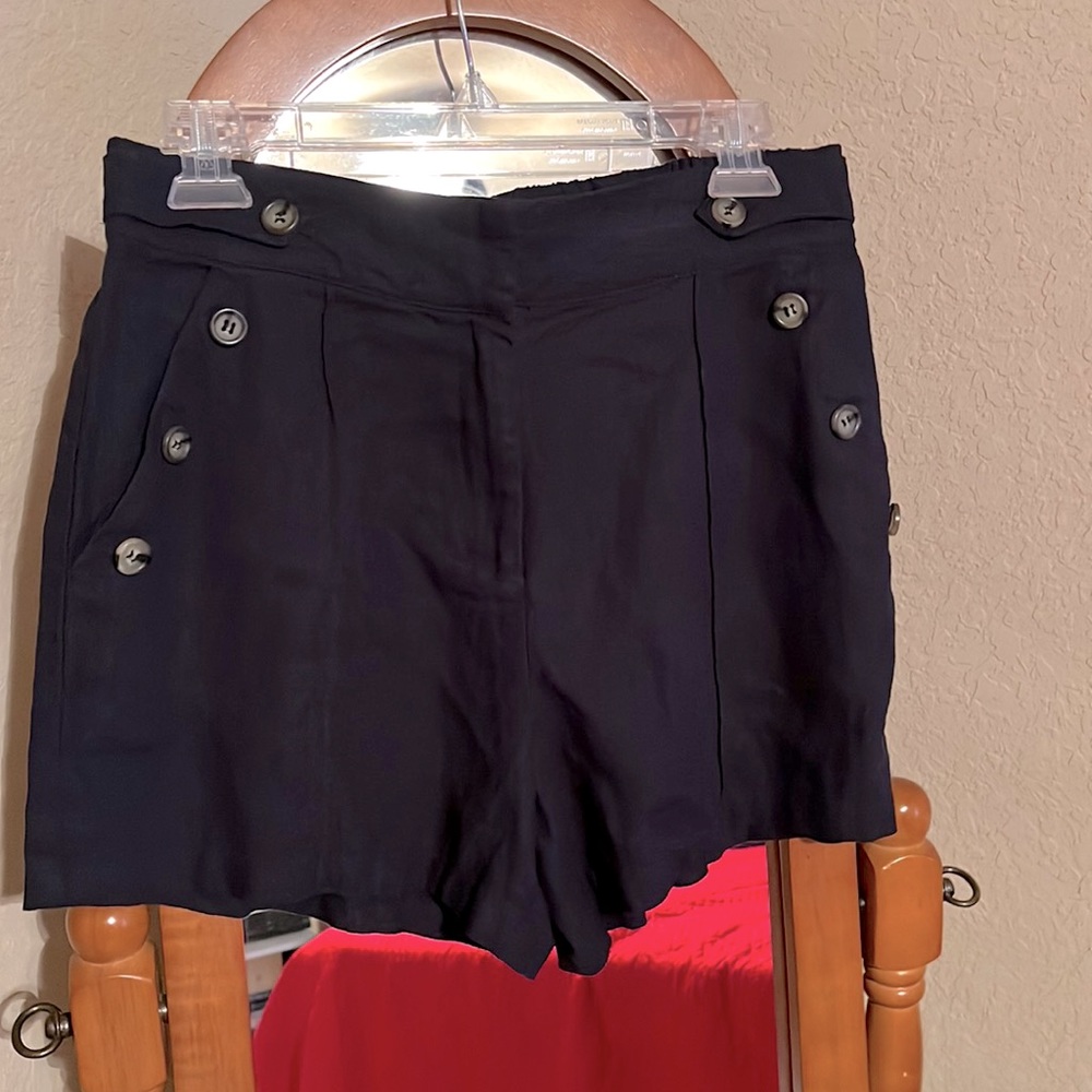 Tahari Shorts, size Small. NWT.